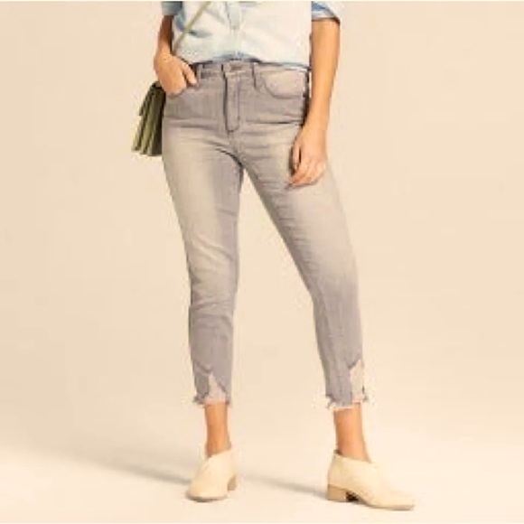 Universal Thread High Rise Skinny
Crop Light Grey Wash Size 6 - Picture 2 of 12